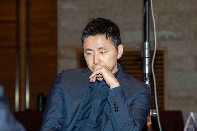 김지석 9단이 10일 제주 서귀포 휘닉스 아일랜드에서 열린 제30회 삼성화재배 월드바둑마스터스 16강전에서 롄샤오 9단과 대국 중 생각에 잠겨 있다.  한국기원 제공