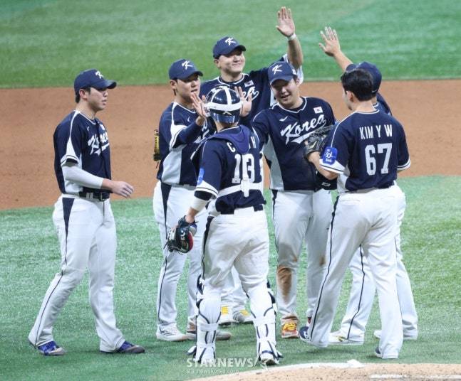 승리 후 모여 함께 기쁨을 나누는 야구 대표팀 선수들. /사진=김진경 대기자