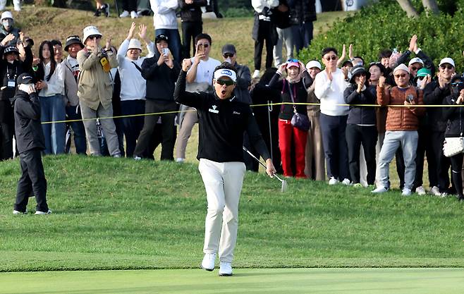 박상현(가운데)이 9일 제주 서귀포의 테디밸리 골프앤리조트(파72)에서 열린 한국프로골프(KPGA) 투어 챔피언스 인 제주 우승 확정 후 주먹을 불끈 쥐고 있다. /사진=KPGA 제공