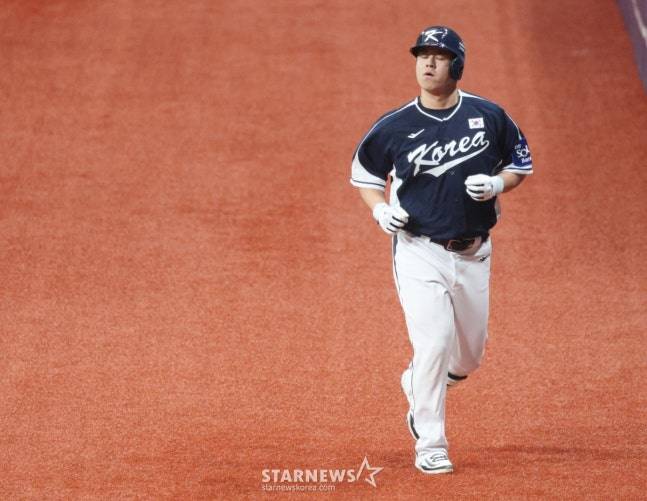 땅볼 타구로 물러난 뒤 더그아웃으로 향하는 노시환. /사진=김진경 대기자