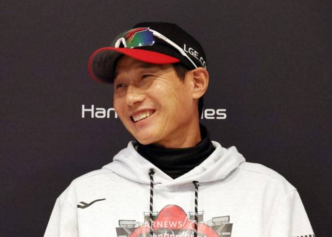 웃음 짓고 있는 염경엽 감독. /사진=강영조 선임기자