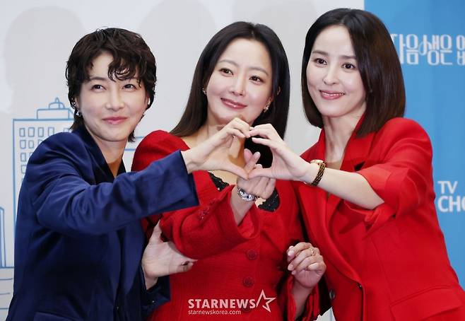 배우 진서연, 김희선, 한혜진이 10일 오후 서울 마포구 상암동 스탠포드호텔에서 진행된 TV조선 월화드라마 '다음생은 없으니까' 제작발표회에 참석해 포즈를 취하고 있다.  매일 같은 하루, 육아 전쟁과 쳇바퀴 같은 직장 생활에 지쳐가는, 마흔하나 세 친구의 더 나은 '완생'을 위한 좌충우돌 코믹 성장기 드라마 '다음생은 없으니까'는 오늘(10일) 첫 방송된다. /2025.11.10 /사진=이동훈 photoguy@