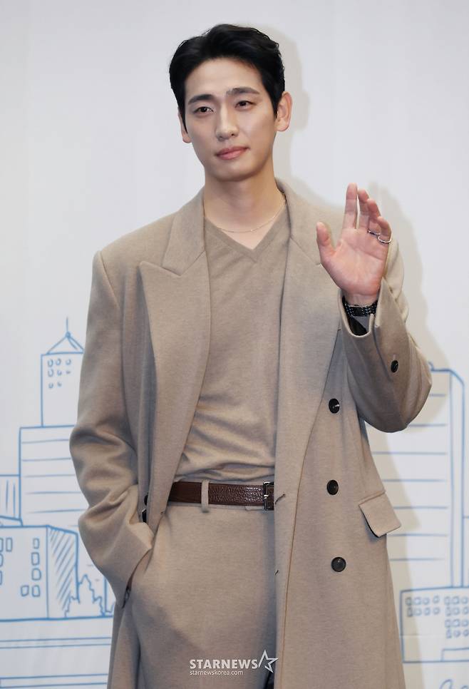 배우 윤박이 10일 오후 서울 마포구 상암동 스탠포드호텔에서 진행된 TV조선 월화드라마 '다음생은 없으니까' 제작발표회에 참석해 포즈를 취하고 있다.  매일 같은 하루, 육아 전쟁과 쳇바퀴 같은 직장 생활에 지쳐가는, 마흔하나 세 친구의 더 나은 '완생'을 위한 좌충우돌 코믹 성장기 드라마 '다음생은 없으니까'는 오늘(10일) 첫 방송된다. /2025.11.10 /사진=이동훈 photoguy@