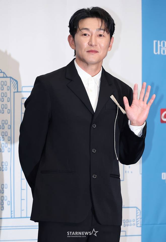 배우 허준석이 10일 오후 서울 마포구 상암동 스탠포드호텔에서 진행된 TV조선 월화드라마 '다음생은 없으니까' 제작발표회에 참석해 포즈를 취하고 있다.  매일 같은 하루, 육아 전쟁과 쳇바퀴 같은 직장 생활에 지쳐가는, 마흔하나 세 친구의 더 나은 '완생'을 위한 좌충우돌 코믹 성장기 드라마 '다음생은 없으니까'는 오늘(10일) 첫 방송된다. /2025.11.10 /사진=이동훈 photoguy@