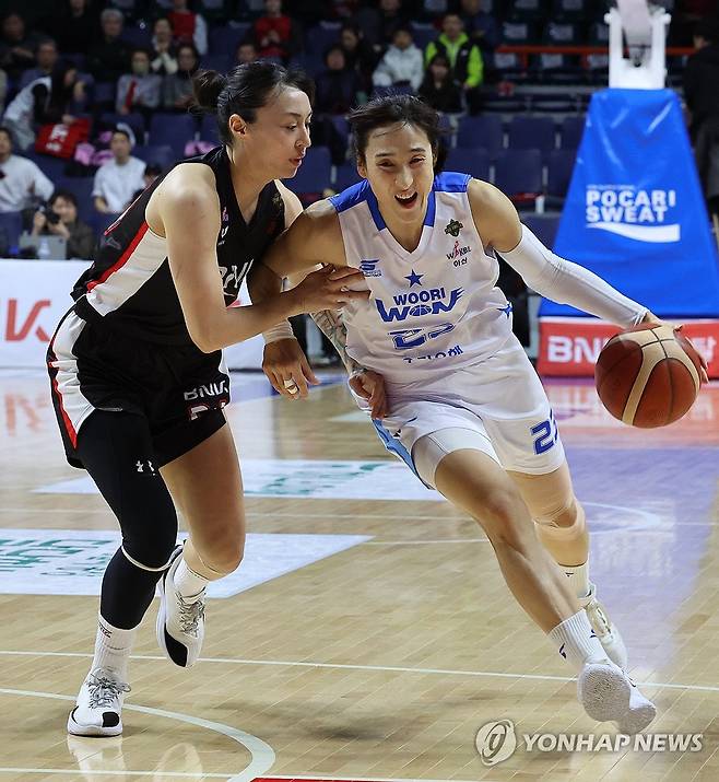 김단비 골 밑 돌파 (부산=연합뉴스) 강선배 기자 = 20일 부산 사직체육관에서 열린 하나은행 2024~2025여자프로농구 챔피언결정 3차전 부산 BNK 썸과 아산 우리은행 우리WON 경기에서 우리은행 김단비가 골 밑을 파고들고 있다. 2025.3.20 sbkang@yna.co.kr