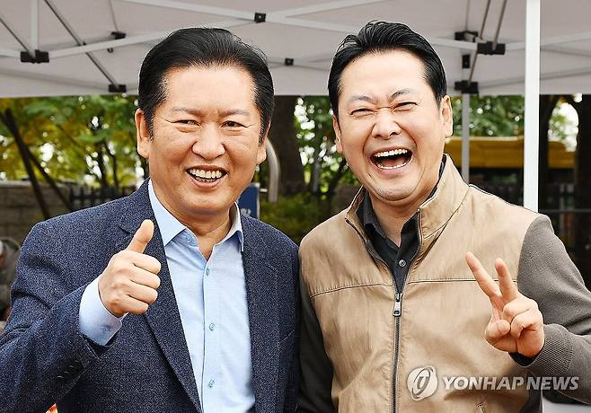 밝은 표정으로 사진 찍는 정청래-장동혁 대표 (서울=연합뉴스) 더불어민주당 정청래 대표와 국민의힘 장동혁 대표가 8일 서울 여의도 국회의사당 운동장에서 한국사진기자협회가 연 '2025 사진기자가족 체육대회'에 방문, 포즈를 취하며 기념 촬영하고 있다. 2025.11.8 [사진공동취재단] photo@yna.co.kr