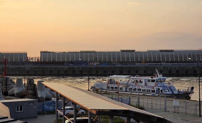 사동항에서 바라본 울릉공항 건설 현장 [촬영 임성호]