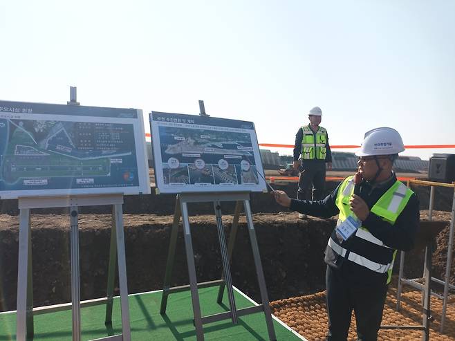 울릉공항 건설 현장에서 설명하는 김현기 울릉공항 건설사업관리단장 [촬영 임성호]