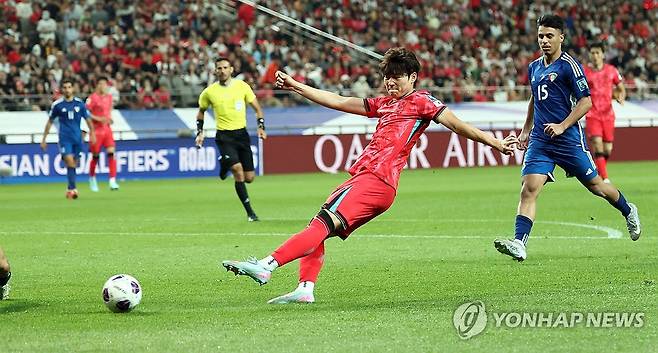 슛하는 배준호 (서울=연합뉴스) 김인철 기자 = 10일 서울월드컵경기장에서 열린 2026 북중미 월드컵 아시아 3차 예선 최종전 한국과 쿠웨이트의 경기. 한국 배준호가 슛을 시도하고 있다. 2025.6.10 yatoya@yna.co.kr