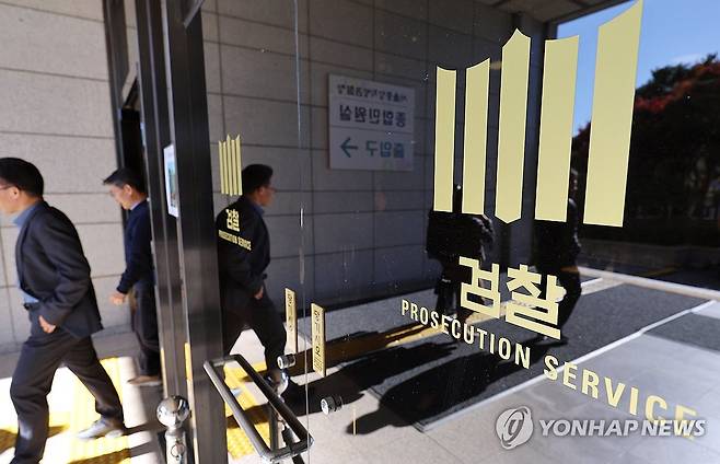 뒤숭숭한 검찰 '총장대행 항소포기 경위 설명 요구' (서울=연합뉴스) 김주형 기자 = 검찰의 대장동 개발 비리사건 항소 포기와 관련해 일선 검사장들이 노만석 검찰총장 권한대행에게 '항소포기 지시경위·근거' 등 상세 설명을 요구하는 입장문을 낸 10일 서울 서초구 서울중앙지방검찰청에서 직원들이 나오고 있다. 2025.11.10 kjhpress@yna.co.kr