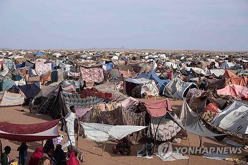 수단 서부 알파시르에서 피란한 난민들이 모인 타윌라의 움 얀쿠르 캠프 [AFP 연합뉴스 자료사진. 재판매 및 DB 금지]