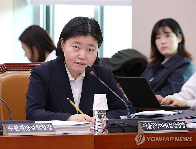 의원 질의 답변하는 임은정 서울동부지검장 (서울=연합뉴스) 류영석 기자 = 임은정 서울동부지검장이 23일 국회 법제사법위원회 전체회의에서 의원 질의에 답변하고 있다. 2025.10.23 ondol@yna.co.kr