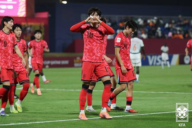 式典を行うイ・ヨンヒョンさん。 [대한축구협회 제공. 재판매 및 DB 금지]