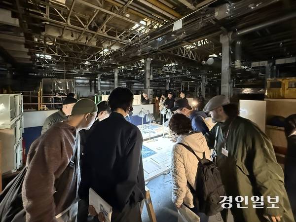 한국지엠 부평2공장 차체공장 내 전시된 공장의 건축 역사 관련 아카이브를 관람객들이 살피고 있다. 2025.11.7 /박경호기자 pkhh@kyeongin.com