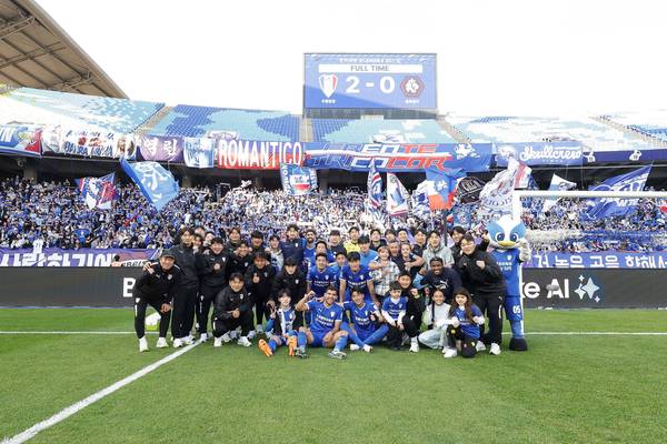 K리그2 수원삼성이 지난 1일 수원월드컵경기장에서 열린 하나은행 K리그2 2025 37라운드 충북청주와의 경기에서 2-0으로 승리한 뒤 팬들과 기념촬영을 하고 있다. 2025.11.1 /한국프로축구연맹 제공