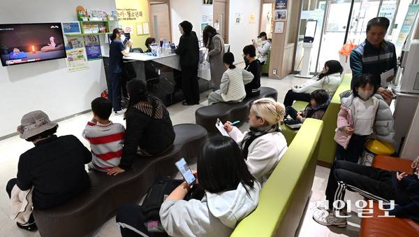때이른 추위가 찾아오며 독감 환자가 증가하고 있는 가운데 11일 수원시내 한 소아·청소년과 의원이 진료를 보러 온 시민들로 북적이고 있다. 2025.11.11 /최은성기자 ces7198@kyeongin.com