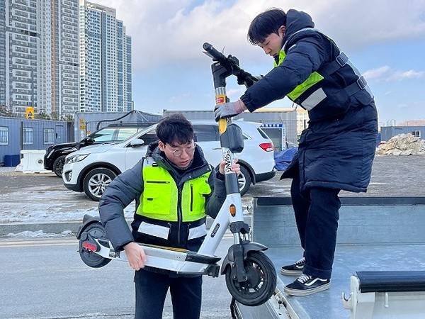 인천 송도국제도시에 방치된 전동킥보드를 연수구 관계자들이 수거하고 있다. 2025.11.5 [사진 = 연수구]