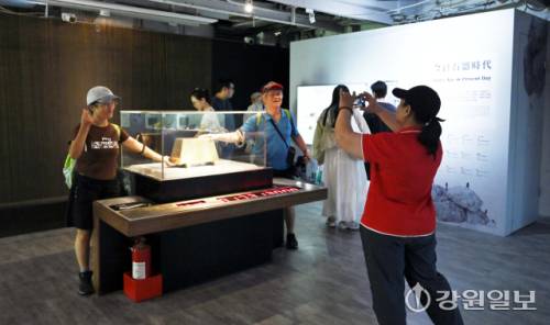 지우펀과 더불어 금광촌이었던 진과스는 1987년 이후 폐광되면서 마을도 함께 침체됐다. 폐광으로 남은 이곳을 대만 정부가 2004년에 황금박물관을 만들어 관광 자원으로 활용하고 있다. 사진은 박물관 2층 황금관에서 관광객들이 220kg에 달하는 금괴를 만지고 있는 모습. 대만 신베이시=신세희기자