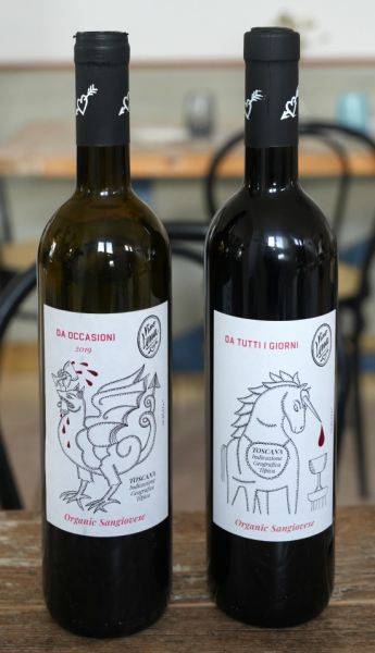 빌라 레나에서 자란 포도로 만든 와인. 빌라 레나에 입주했던 예술가의 디자인으로 라벨을 만들어 붙였다. 백지영기자