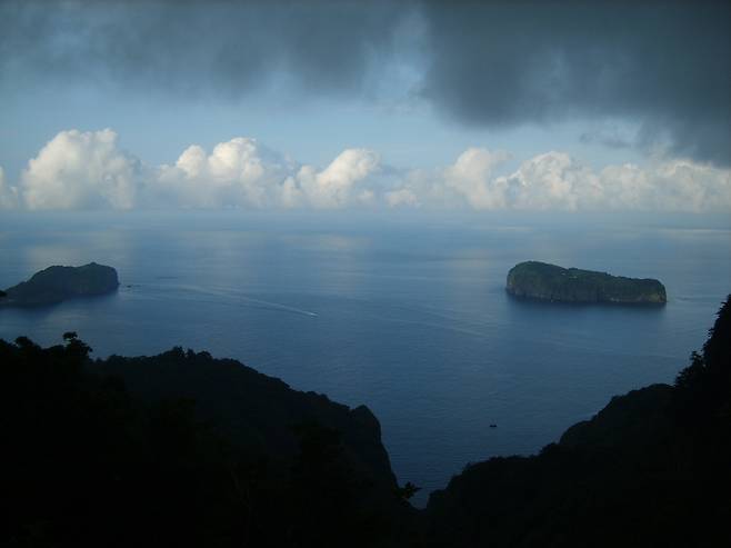 내수전 앞의 관음도와 죽도 /강제윤 시인 제공