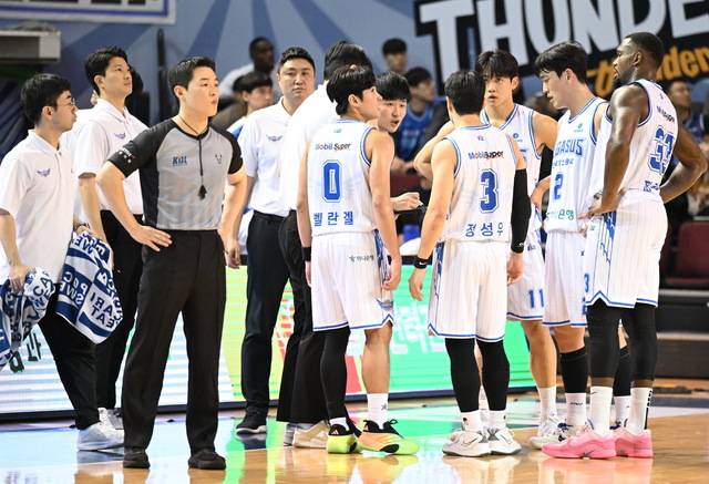 가스공사 강혁 감독이 지난 8일 삼성전에서 선수들에게 작전지시를 하고 있다. KBL 제공