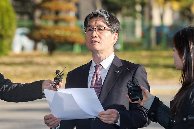 오동운 고위공직자범죄수사처장이 11일 정부과천청사 공수처로 출근하며 입장문을 읽고 있다. (사진=연합뉴스)