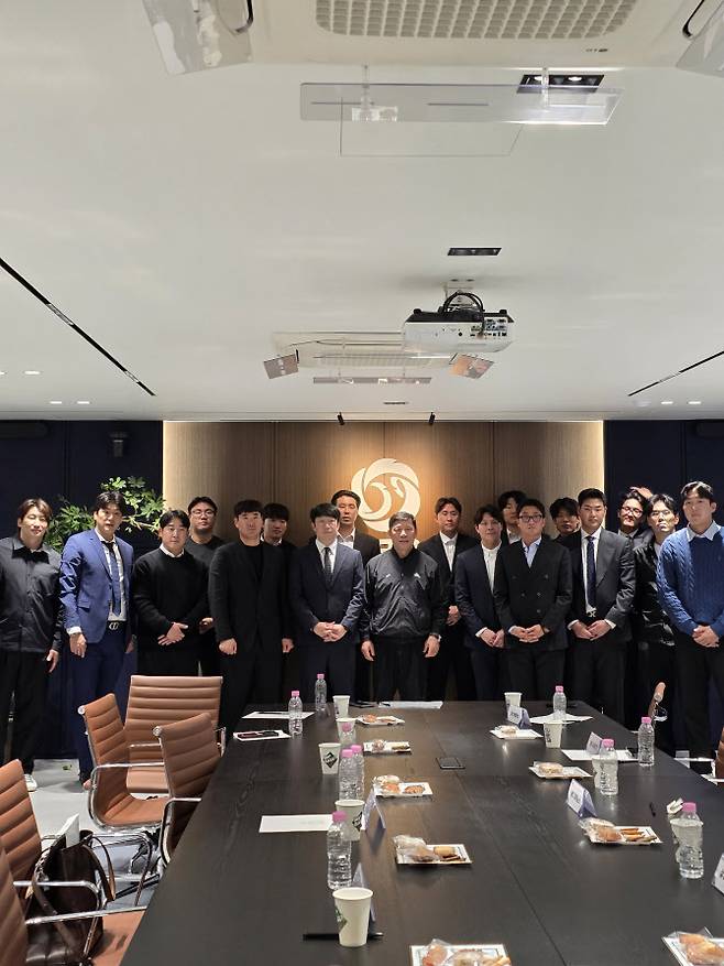 허구연 KBO총재와 한국프로야구선수협 대표 선수들이 간담회를 마친 뒤 함께 기념촬영을 하고 있다. 사진=KBO