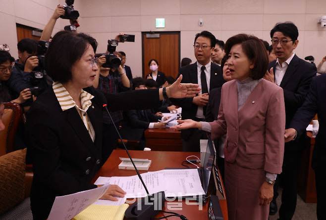 추미애 국회 법제사법위원장(더불어민주당)과 나경원 국민의힘 의원이 국회 법사위에서 여러 현안을 놓고 충돌하고 있다. 지난달 국감에서는 동서울변전소를 둘러싼 국정감사 증인 채택 문제를 놓고 이견을 보였다. 추 위원장이 동서울변전소에 변환소를 신설하는 입지 선정 문제를 따져보겠다고 하자, 나 의원은 “자신의 지역구(하남시) 민원 때문에 한전 사장을 증인으로 채택했다”고 반발했다. (사진=노진환 기자)
