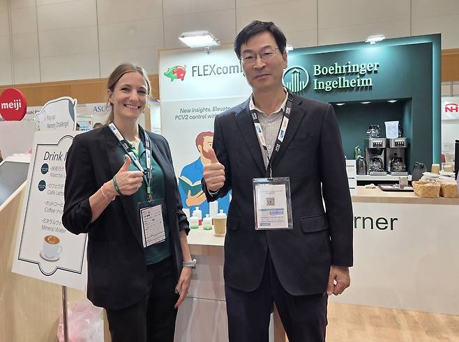 서승원 한국베링거인겔하임동물약품 사장(오른쪽)과 루시 프로스트 (Lucie Prost) 베링거인겔하임동물약품 돼지 부문 아시아 지역 사업부 본부장 ⓒ 뉴스1 한송아 기자