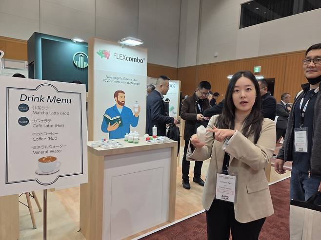 박숙현 한국베링거인겔하임동물약품 양돈&축우사업부 과장이 플렉스콤보에 대해 설명하고 있다. ⓒ 뉴스1 한송아 기자