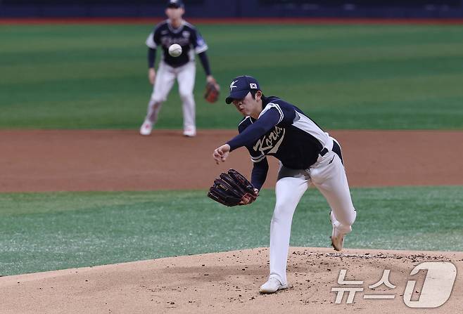 9일 오후 서울 구로구 고척스카이돔에서 열린 2026 WBC 대비 평가전 '2025 네이버 K-베이스볼 시리즈(K-BASEBALL SERIES)' 체코와의 2차전 경기. 대한민국 선발투수로 나선 오원석이 역투하고 있다. 2025.11.9/뉴스1 ⓒ News1 구윤성 기자