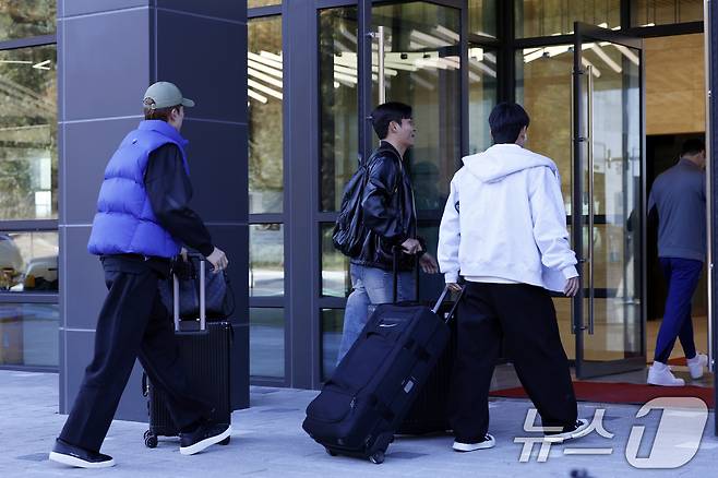 대한민국 축구 국가대표팀 조현우(왼쪽부터), 박진섭, 김진규가 10일 소집 훈련을 위해 충남 천안시 서북구 대한민국축구종합센터 숙소동으로 들어가고 있다. 홍명보 감독이 이끄는 축구대표팀은 오는 14일 대전월드컵경기장에서 볼리비아와 18일 서울월드컵경기장에서 가나와 11월 A매치 친선경기를 갖는다. 2025.11.10/뉴스1 ⓒ News1 박정호 기자