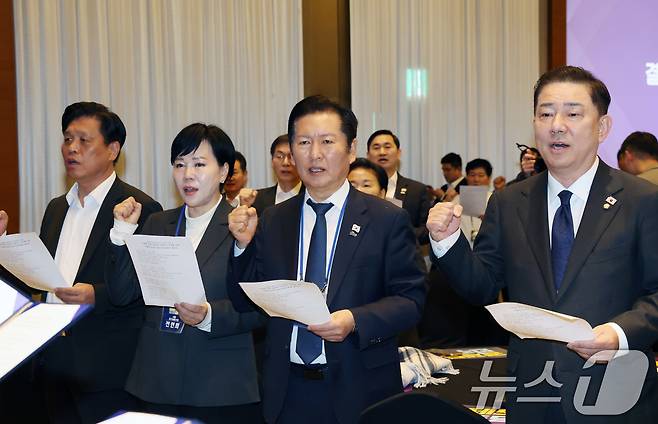 정청래 더불어민주당 대표가 11일 오전 경기 광주시 곤리암리조트에서 열린 '2025 더불어민주당 전국 지역위원장 워크숍'에서 결의문을 낭독하고 있다. 2025.11.11/뉴스1 ⓒ News1 김영운 기자