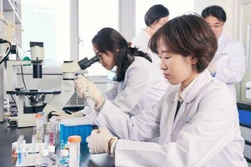 한올바이오파마 바이오연구소에서 연구원들이 실험을 하고 있다.(한올바이오파마 제공)/뉴스1