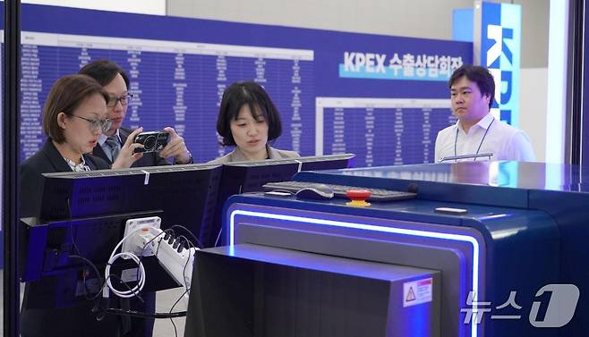 참가자들이 '2025 국제치안산업대전(KOREA POLICE WORLD EXPO 2025)'에 전시된 에이리스의 보안 X-ray 검색기를 둘러보고 있다. (에이리스 제공.재판매 및 DB금지)/뉴스1