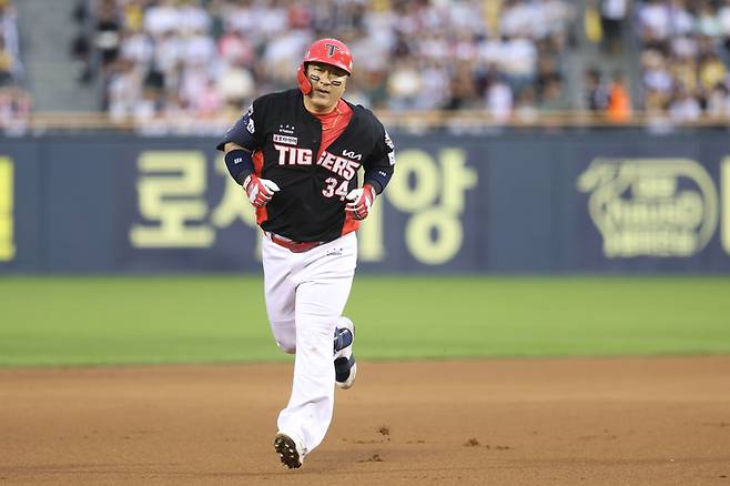 KIA 최형우가 잠실구장에서 열린 2025 KBO리그 LG와 경기에서 우월 솔로포를 날린 후 베이스를 돌고 있다. 사진 | KIA 타이거즈