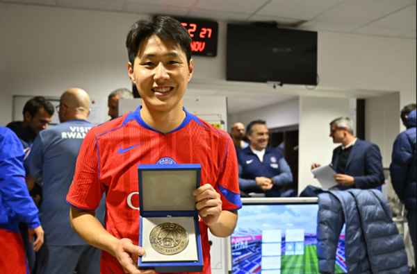 구단으로부터 100경기 기념 메달을 선물 받은 이강인. /사진=파리 생제르맹 FC