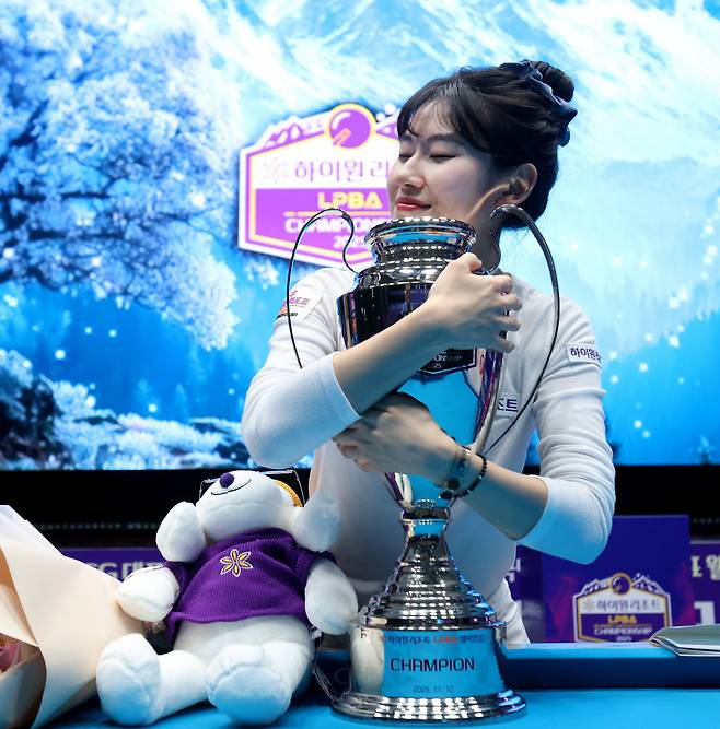LPBA '초대여왕' 이미래가 2025~2026시즌 7차투어 하이원리조트 챔피언십에서 우승하며 무려 4년8개월 만에 통산 5번째 우승을 차지했다. 행복한 표정으로 우승컵을 끌어안고 있는 이미래.
사진제공=PBA사무국
