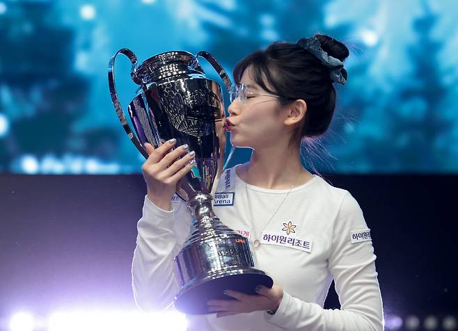 LPBA '초대여왕' 이미래가 2025~2026시즌 7차투어 하이원리조트 챔피언십에서 우승하며 무려 4년8개월 만에 통산 5번째 우승을 차지했다. 우승컵에 키스하는 이미래. 사진제공=PBA사무국