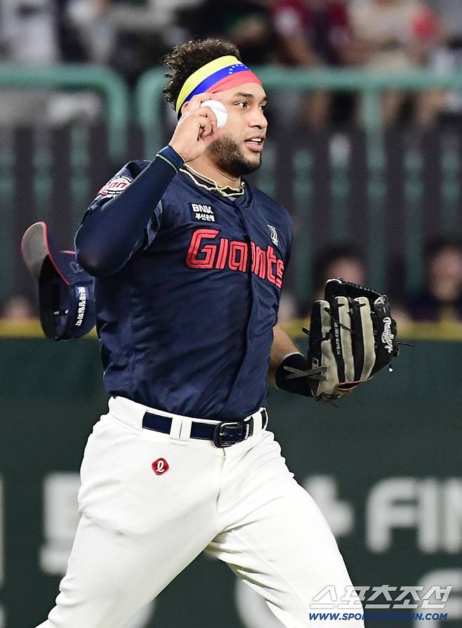 5일 인천 SSG랜더스필드에서 열린 SSG와 롯데의 경기. 3회말 1사 2루. 최정의 뜬볼 타구를 잡아내고 있는 롯데 레이예스. 인천=송정헌 기자songs@sportschosun.com/2025.09.05/