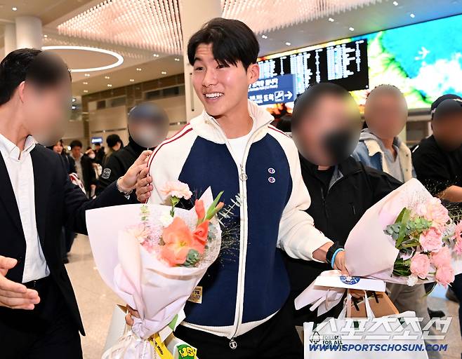 메이저리그 LA 다저스 김혜성이 6일 인천공항을 통해 귀국해 출국장을 빠져나가고 있다. 인천공항=허상욱 기자wook@sportschosun.com/2025.11.06/