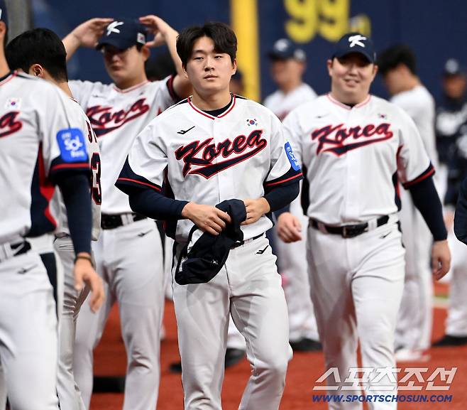 대한민국 야구대표팀이 11일 고척스카이돔에서 훈련을 가졌다. 김택연이 워밍업을 하고 있다. 고척=허상욱 기자wook@sportschosun.com/2025.11.11/