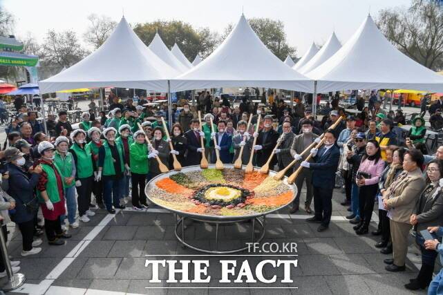 부여군이 '햇밤n임산물 축제'를 열고 퍼포먼스로 대형비빔밥을 만들고 있다. /부여군