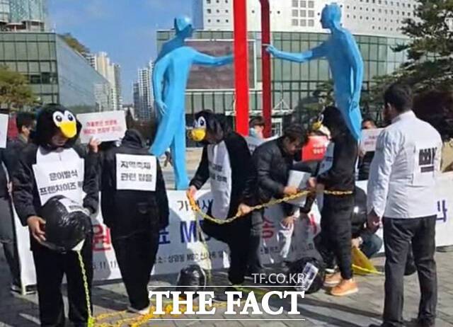 11일 낮 연돈볼카츠가맹점주협의회, 전국가맹점주협의회, 대한가맹거래사업회, 참여연대 등은 MBC 신사옥 거인동상 앞에서 백종원 더본코리아 대표의 방송 복귀 편성 철회를 촉구하는 기자회견을 가졌다. 사진은 이들이 백종원 대표로 인해 고통 받는 가맹점주들의 탈출을 상징하는 의미를 담아 '펭귄 퍼포먼스'를 펼치고 있는 장면. /서울 마포구=오승혁 기자