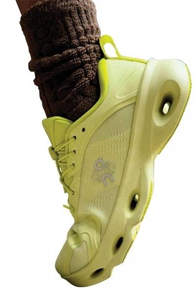 온러닝x로에베 ‘클라우드틸트(Cloudtilt)’ 스니커즈