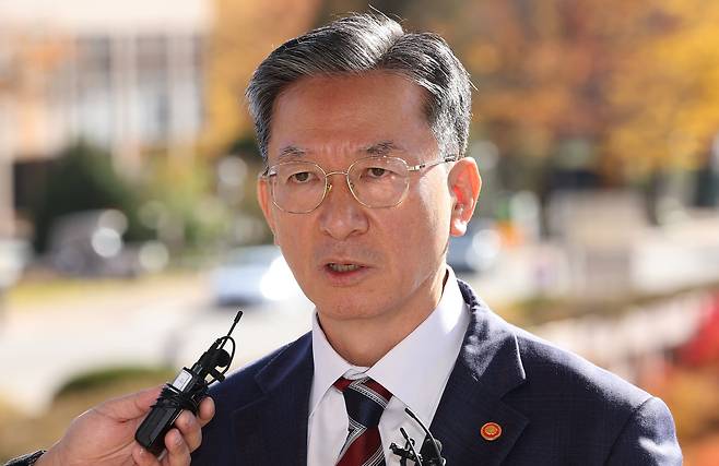 정성호 법무부 장관이 10일 오전 경기 정부과천청사 법무부 출입구에서 최근 검찰이 대장동 개발비리 의혹 사건 1심 선고에 대한 항소를 포기한 것과 관련한 입장을 밝히고 있다. /뉴스1