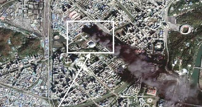 지난 2일 촬영된 평양 위성사진. 건물이서 검은색 연기가 치솟고 있다. /SI-애널리틱스
