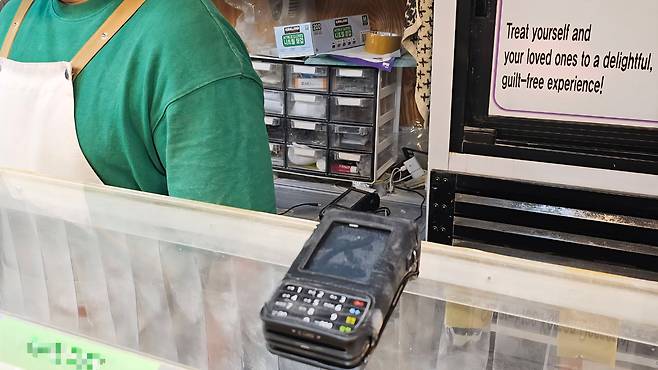 11일 광장시장 건물에 입점한 가게에는 카드 단말기가 매대 위에 올려져 있다. /황채영 기자