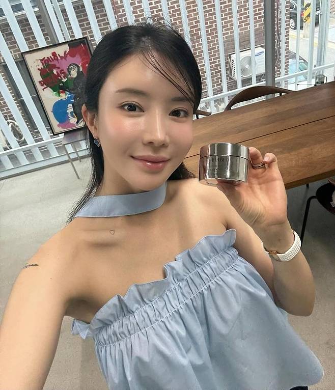 화장품 회사 CEO로 변신한 ‘미녀 골퍼’ 안신애가 자사 제품을 들어보이고 있다. 안신애 제공