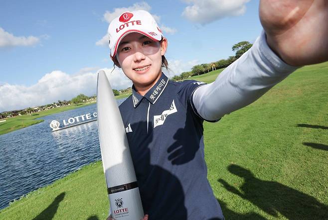 15일부터 이틀간 열리는 이벤트 대회 ‘위믹스 챔피언십’을 끝으로 미국으로 향하는 황유민은 11일자 여자골프 세계랭킹 29위에 이름을 올렸다. 프로 데뷔 후 처음으로 세계랭킹을 30위 안으로 끌어올린 황유민은 차세대 스타 탄생을 예고했다. 사진은 지난달 미국여자프로골프(LPGA)투어 롯데 챔피언십 우승 후 찍은 ‘셀카’. 대홍기획 제공